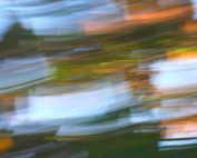 Fotografia de longa exposição que retrata de maneira abstrata e minimalista a natureza. Através de sua grande variedade de cores, fica impresso e impactado o movimento frente às cores dos diversos ambientes.