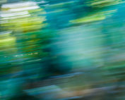 Fotografia de longa exposição que retrata de maneira abstrata e minimalista a natureza. Através de sua grande variedade de cores, fica impresso e impactado o movimento frente às cores dos diversos ambientes.