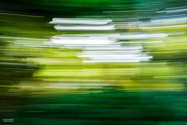 Fotografia de longa exposição que retrata de maneira abstrata e minimalista a natureza. Através de sua grande variedade de cores, fica impresso e impactado o movimento frente às cores dos diversos ambientes.